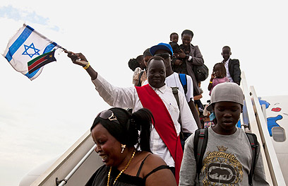 המגורשים הראשונים יורדים מהמטוס בג'ובה (צילום: רויטרס) (צילום: רויטרס)
