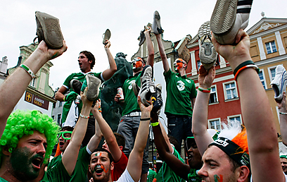 האוהדים האירים מרימים את הנעליים במפגן תמיכה לשלו מנשה שלנו (צילום: רויטרס) (צילום: רויטרס)