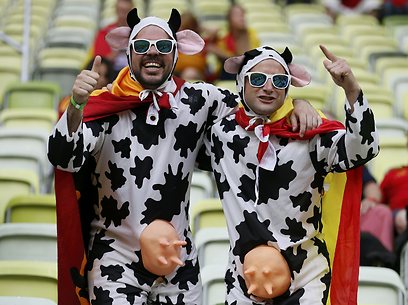 האוהדים הצבעוניים של ספרד מקווים לתצוגת כדורגל מו-שלמת (צילום: רויטרס) (צילום: רויטרס)