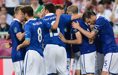 חגיגה בכחול. האיטלים עולים בצדק לרבע הגמר (צילום: AFP) (צילום: AFP)