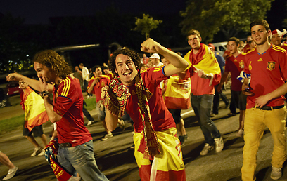 אוהדי ספרד חוגגים את העלייה לרבע הגמר (צילום: EPA) (צילום: EPA)