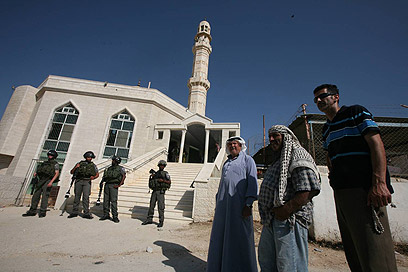 תושבים ליד המסגד (צילום: גיל יוחנן) (צילום: גיל יוחנן)