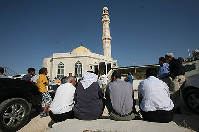 התכנסות ליד המסגד, הבוקר (צילום: גיל יוחנן) (צילום: גיל יוחנן)