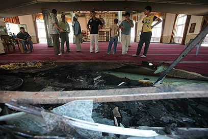 התושבים כיבו את האש. נזק במסגד (צילום: גיל יוחנן) (צילום: גיל יוחנן)