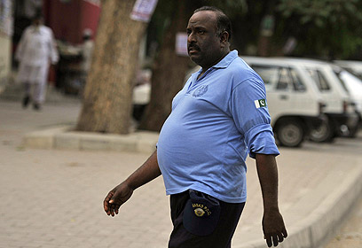"מתאמנים במרץ כדי להוריד במשקל עד סוף החודש". שוטר פקיסטני (צילום: AFP) (צילום: AFP)