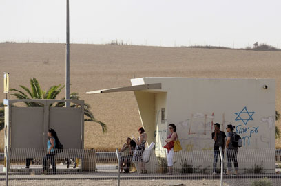 סטודנטים במכללת ספיר ליד תחנת אוטובוס ממוגנת (צילום: AFP) (צילום: AFP)