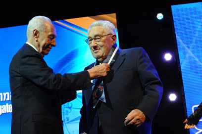מקבל את העיטור מהנשיא פרס (צילום: מארק ניימן, לע"מ) (צילום: מארק ניימן, לע