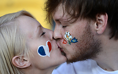 אלה, רק נשיקות בראש שלהם (צילום: AFP  ) (צילום: AFP  )
