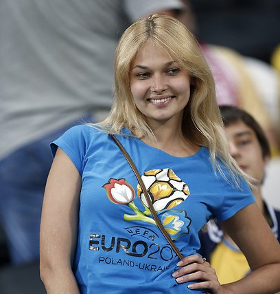 אין ספק, הכדורגל באוקראינה קירב לבבות (צילום: EPA  ) (צילום: EPA  )