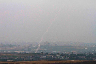 הכנסת הייתה מטרה. שיגור רקטה מעזה לעבר ישראל (צילום: רויטרס) (צילום: רויטרס)