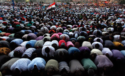 תפילה בעצרת בכיכר תחריר. "גובר החשש מהתפרצות מלחמת אזרחים"  (צילום: AP) (צילום: AP)
