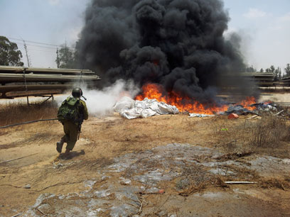 אש פרצה במקום נפילת הרקטה במועצת אשכול (צילום: יואב זיתון) (צילום: יואב זיתון)