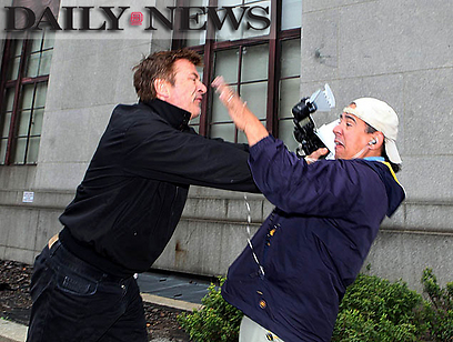 אלימות ברחובות. אלק בולדווין וצלם הפפראצי (צילום: מתוך הדיילי ניוז) (צילום: מתוך הדיילי ניוז)