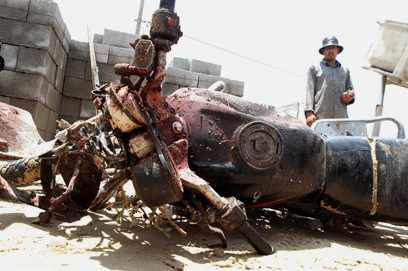 האופנוע שהופגז בעת שהמחבל רכב עליו (צילום: AFP) (צילום: AFP)
