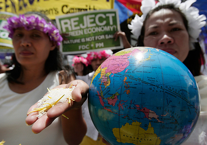 מפגינים מחוץ לועידת האקלים בריו (צילום: AP) (צילום: AP)