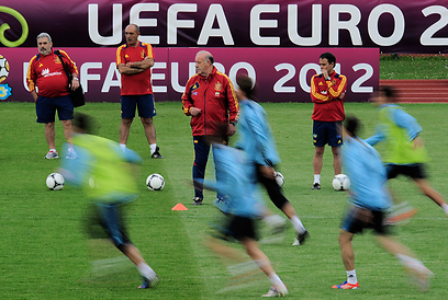 יותר מהירים מעדשת המצלמה. שחקני ספרד באימון (צילום: AP) (צילום: AP)