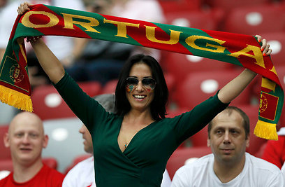 אוהדת פורטוגל ביציע בוורשה (צילום: רויטרס) (צילום: רויטרס)