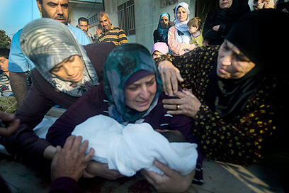 הלווית ילד בן 5 בחומס. משבר הומניטרי (צילום: AFP) (צילום: AFP)