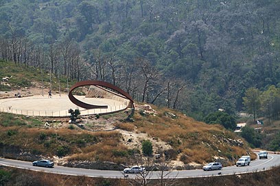 האנדרטה לנספי אסון הכרמל מעל כביש בית אורן (צילום: חגי אהרון) (צילום: חגי אהרון)