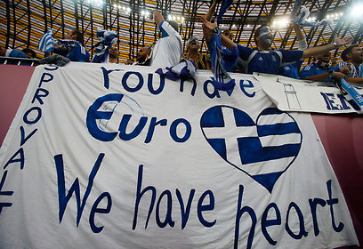 הקהל היווני בונה על נשמה (צילום: AFP) (צילום: AFP)