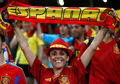 אוהדת ספרדיה חוגגת ביציע (צילום: רויטרס) (צילום: רויטרס)