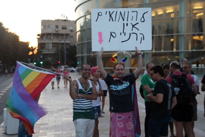 מפגינים נגד ההסתה, הערב בתל אביב (צילום: מוטי קמחי) (צילום: מוטי קמחי)