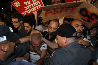 מפגינים מול שוטרים, אמש בתל אביב (צילום: ירון ברנר) (צילום: ירון ברנר)