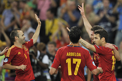 נבחרת ספרד חוגגת. היא הולכת לגרום לפורטוגל לסבול (צילום: AFP) (צילום: AFP)