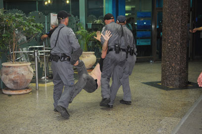 מפגין נעצר, יוני 2012 (צילום: ירון ברנר) (צילום: ירון ברנר)