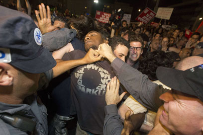 בקשה השמורה בדרך כלל לחשודים בעבירות חמורות יותר. ההפגנה אמש (צילום: AFP) (צילום: AFP)