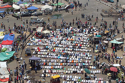 מפגינים מתפללים בכיכר תחריר, היום (צילום: EPA) (צילום: EPA)