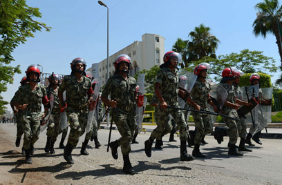 חיילים בקהיר, סמוך למועד ההכרזה (צילום: AFP) (צילום: AFP)