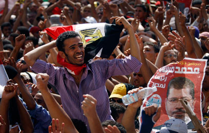 פעילי "האחים המוסלמים" צוהלים. "לאן ארצי הולכת", תהתה אשה מצרית (צילום: AP) (צילום: AP)