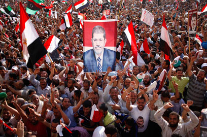 תומכי מורסי חוגגים בקהיר. רוב של 51 אחוז (צילום: רויטרס) (צילום: רויטרס)