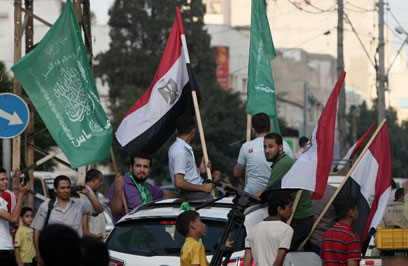 עזתים חוגגים את תוצאות הבחירות במצרים, היום (צילום: AFP) (צילום: AFP)