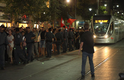 על הפסים. מפגינים מול שוטרים בירושלים (צילום: שמואל פרידמן) (צילום: שמואל פרידמן)