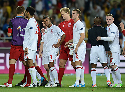 איזו אכזבה... שחקני אנגליה בסיום (צילום: AFP) (צילום: AFP)
