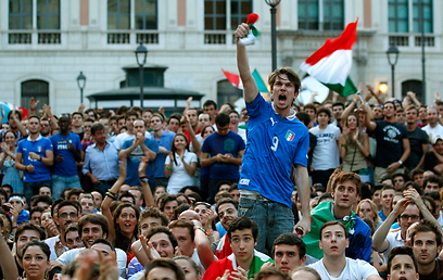 לא כולם מקבלים את התופעה. אוהדי נבחרת איטליה (צילום: AP) (צילום: AP)