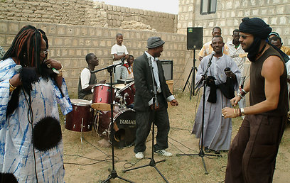 גיל רון שמע באפריקה. תופים וכלים עתיקים מול גיטרות חשמליות ( צילום: אמיר קידר) ( צילום: אמיר קידר)