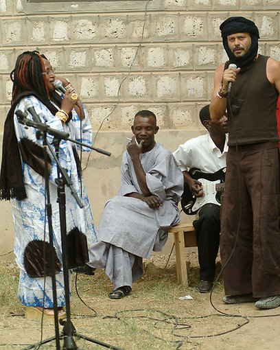 לנגן, לשיר וליצור עם אמנים מקומיים   ( צילום: אמיר קידר) ( צילום: אמיר קידר)
