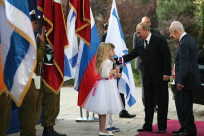 נשיא רוסיה עם פרס בביקור בישראל ביוני (צילום: גיל יוחנן) (צילום: גיל יוחנן)