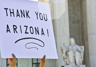 "תודה לך אריזונה!" מפגין בעד חוקי ההגירה (צילום: AFP) (צילום: AFP)