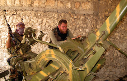 כוחות מורדים ליד חלבּ. מפוצצים טנקים של צבא אסד (צילום: רויטרס) (צילום: רויטרס)