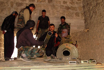 מדי יום עורקים בין 20 ל-30 קציני צבא. מורדים סורים ליד חלב (צילום: רויטרס) (צילום: רויטרס)