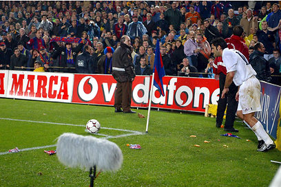 לואיס פיגו במשחק המפורסם מול ברצלונה מ-2002 (צילום: gettyimages) (צילום: gettyimages)