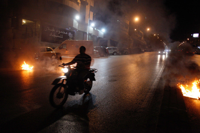 מעצרו של אחד התוקפים עורר מהומות והביא לחסימת כבישים בידי מפגינים (צילום: AFP) (צילום: AFP)