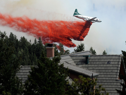 לא משתלטים על השריפה. מטוס כיבוי בפעולה (צילום: AP) (צילום: AP)