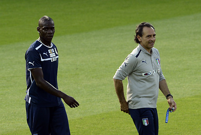 באלוטלי והמאמן צ'זארה פראנדלי באימון איטליה (צילום: גטי אימג'ס) (צילום: גטי אימג'ס)