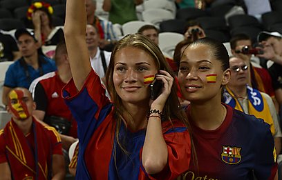 מתוקות, ברצלונה זה בהמשך... שתי ספרדיות מבולבלות ביציע (צילום: AFP) (צילום: AFP)