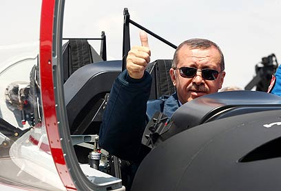ארדואן במטוס קרב טורקי. הזהיר את דמשק מפני "זעמה" של טורקיה (צילום: AFP) (צילום: AFP)